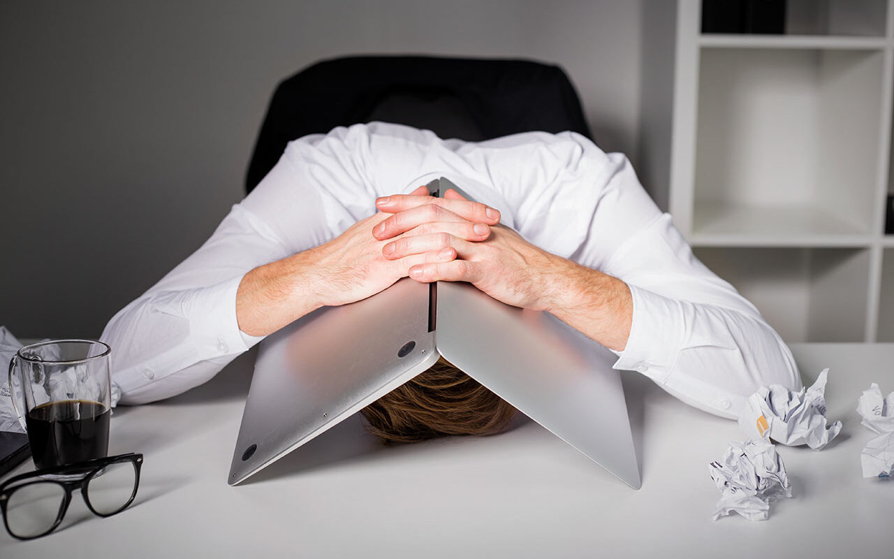 Man hiding under laptop, Man hiding under laptop, © Getty / Grinvalds Man hiding under laptop, © Getty / Grinvalds