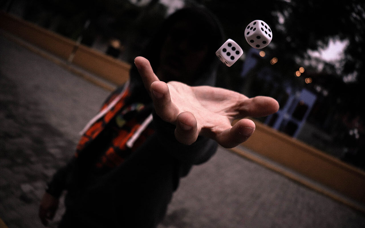 Left-handed human playing with dice, © Guillermo Velarde / Unsplash Left-handed human playing with dice, © Guillermo Velarde / Unsplash