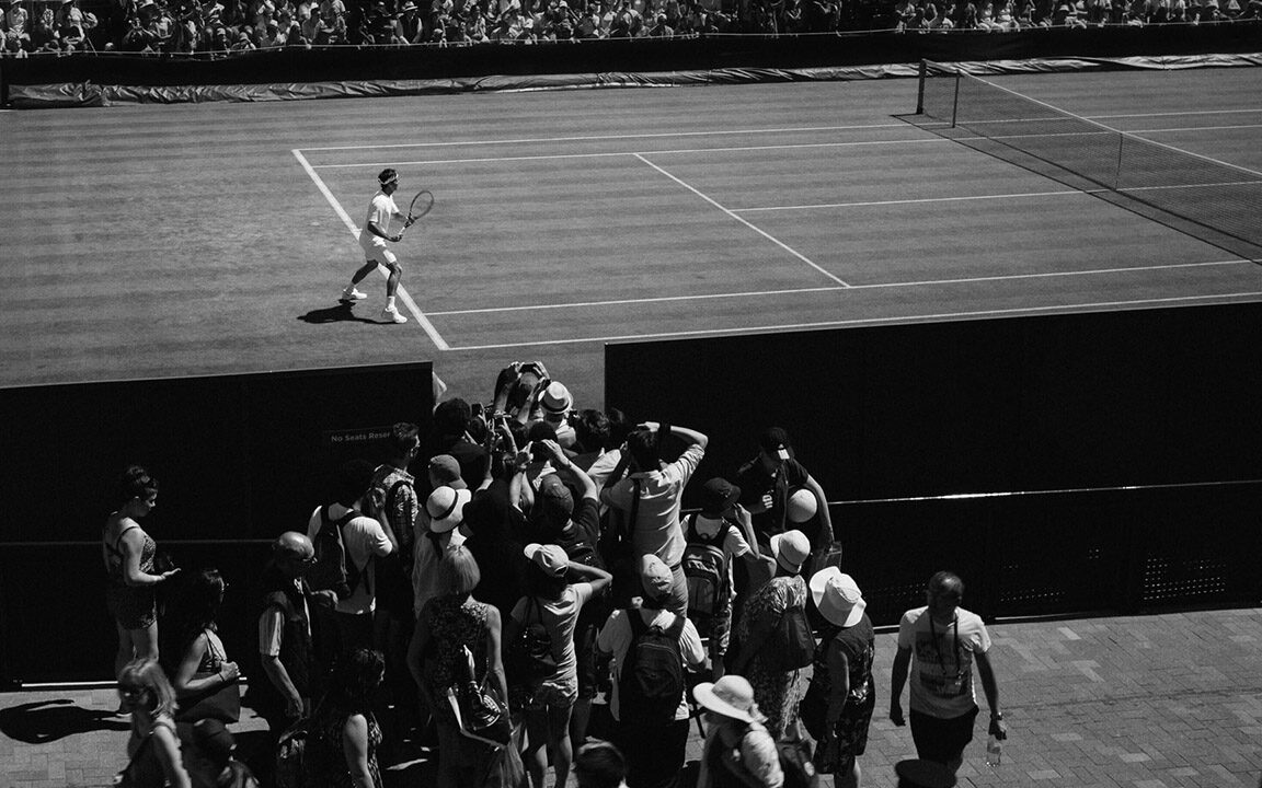 © Howard Bouchevereau / Unsplash Grayscale photo of person playing tennis, © Howard Bouchevereau / Unsplash