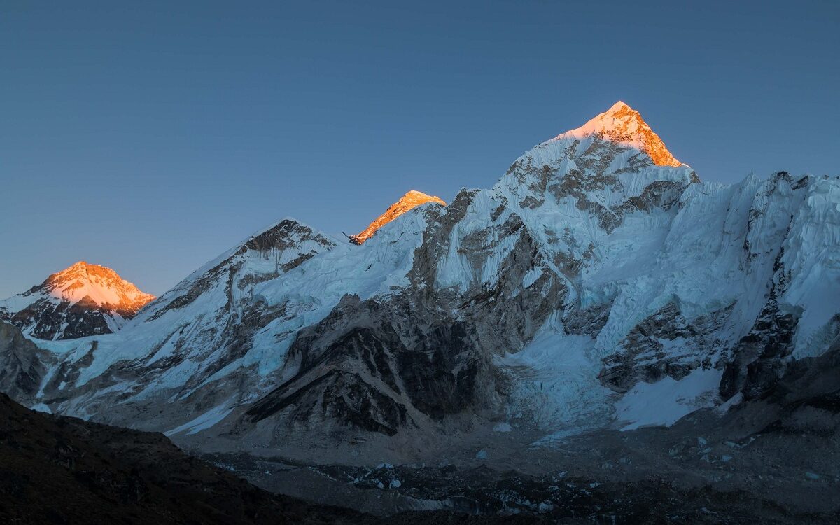 ©Howling Red/Unsplash ©Howling Red/Unsplash. Sunset on Mount Everest, middle.