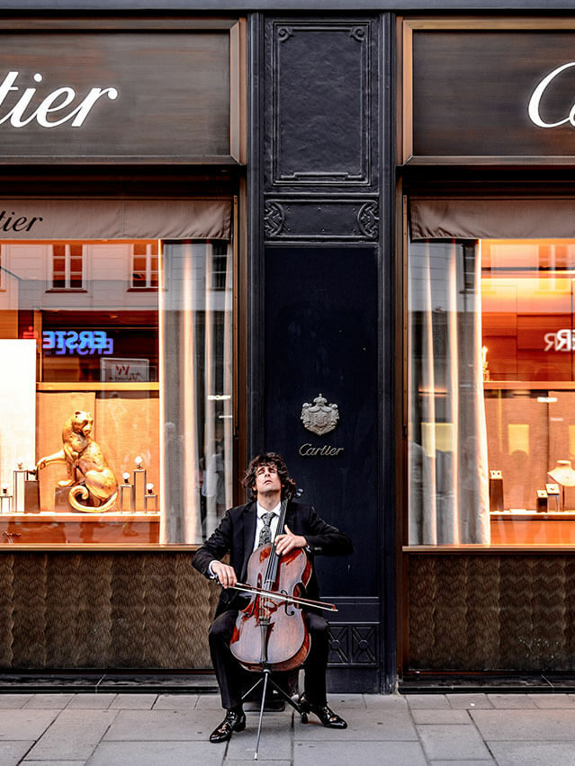 © Jacek Dylag / Unsplash Man playing cello in front of store © Jacek Dylag / Unsplash