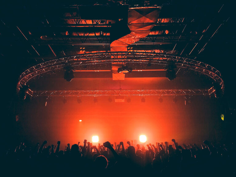 People gathering at the concert, ©Jodie Walton / Unsplash