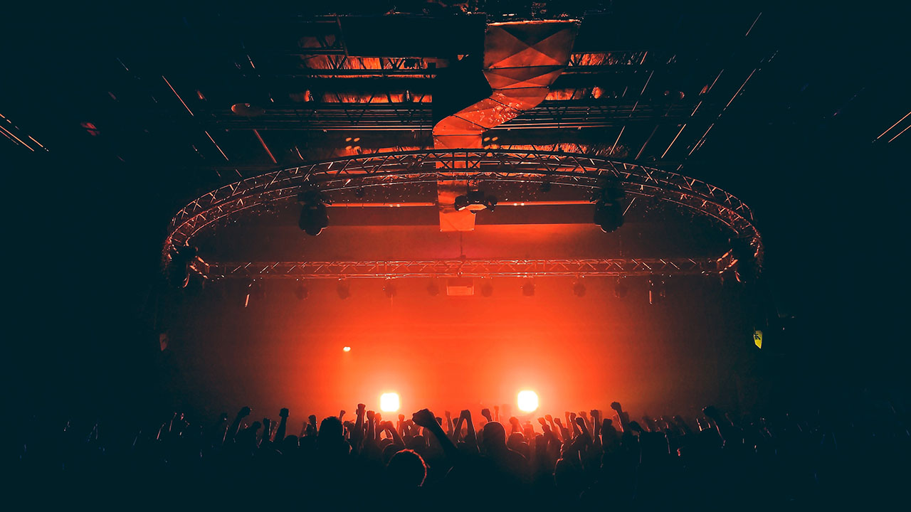 People gathering at the concert, ©Jodie Walton / Unsplash