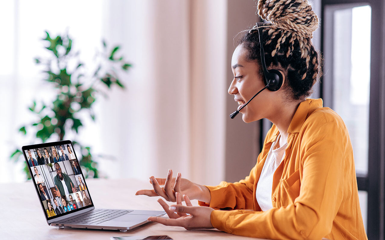 ©Kateryna / AdobeStock Online business group brainstorm by video conference. Satisfied african american young woman, communicates with business partners by video call uses laptop, multiracial colleagues on a laptop screen. ©Kateryna / AdobeStock