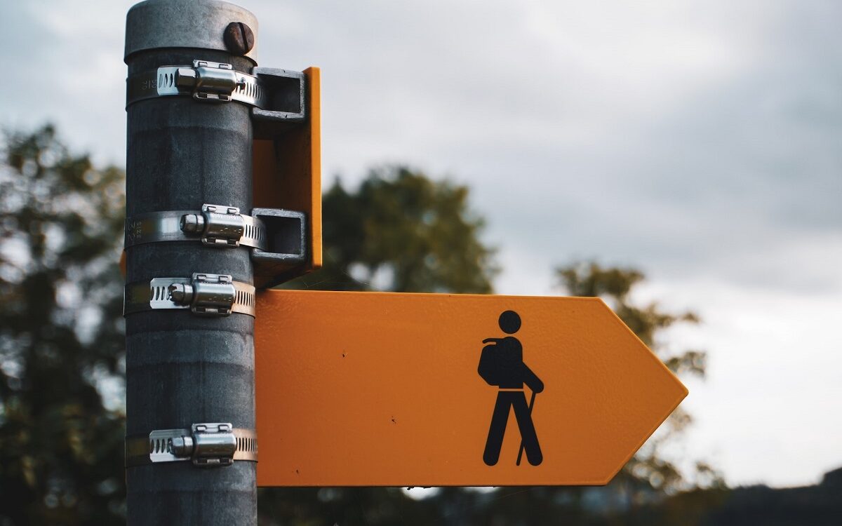 ©Khyta / Unsplash Image of an arrow point to the right with an illustration of a hiker point ti