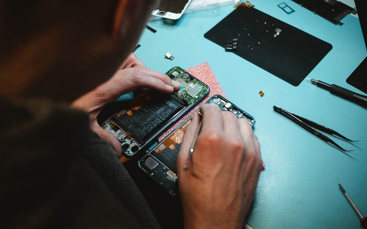 ©Kilian Seiler/Unsplash Person repairing a smartphone