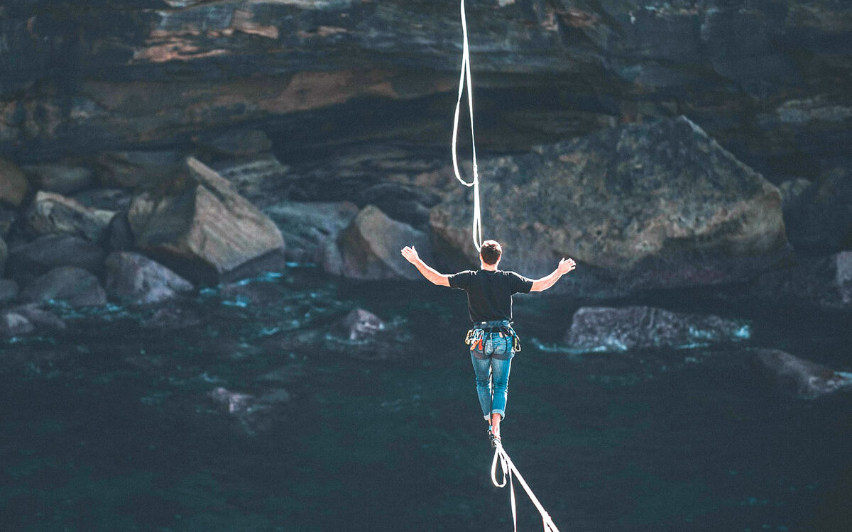 © Loic Leray / Unsplash Man on rop, © Loic Leray / Unsplash