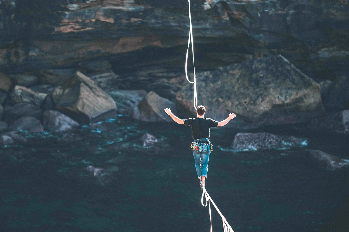 Man on rop, © Loic Leray / Unsplash