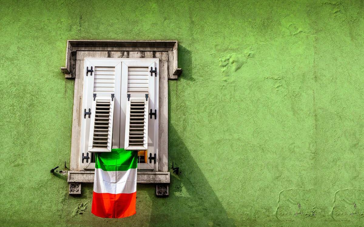 ©Luca Lorenzelli/AdobeStock Image of a closed window with an italian flag