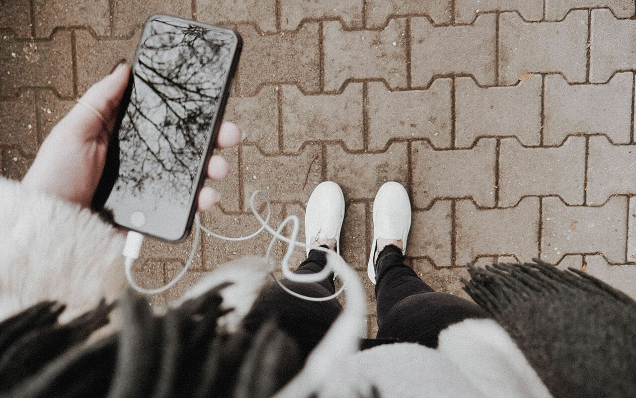 melanie-pongratz-BECWWmIuJ2k-unsplash Person standing while holding phone,© Melanie Pongratz/ Unsplash