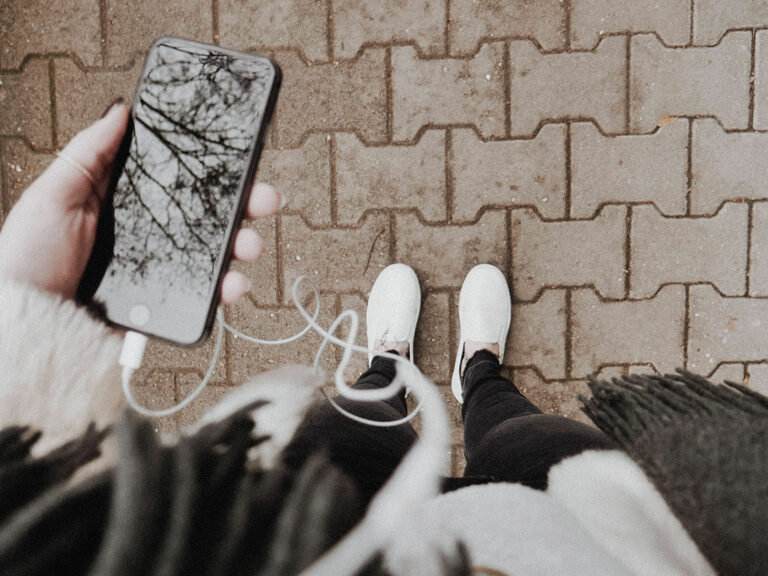 Person standing while holding phone,© Melanie Pongratz/ Unsplash