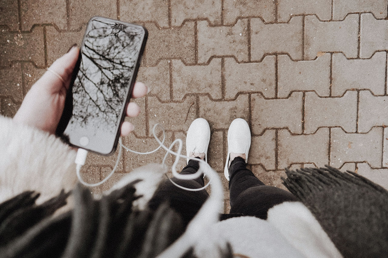 Person standing while holding phone,© Melanie Pongratz/ Unsplash