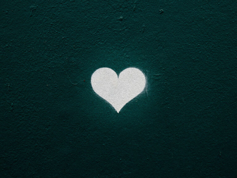 ©Nicola Fioravanti / Unsplash White heart illustration, ©Nicola Fioravanti / Unsplash