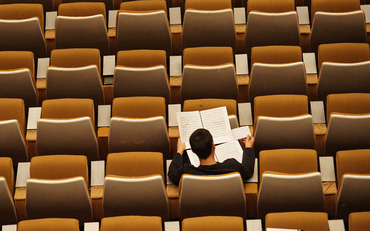 ©Philippe Bout / Unsplash Musician checking music sheet before Concert, ©Philippe Bout / Unsplash