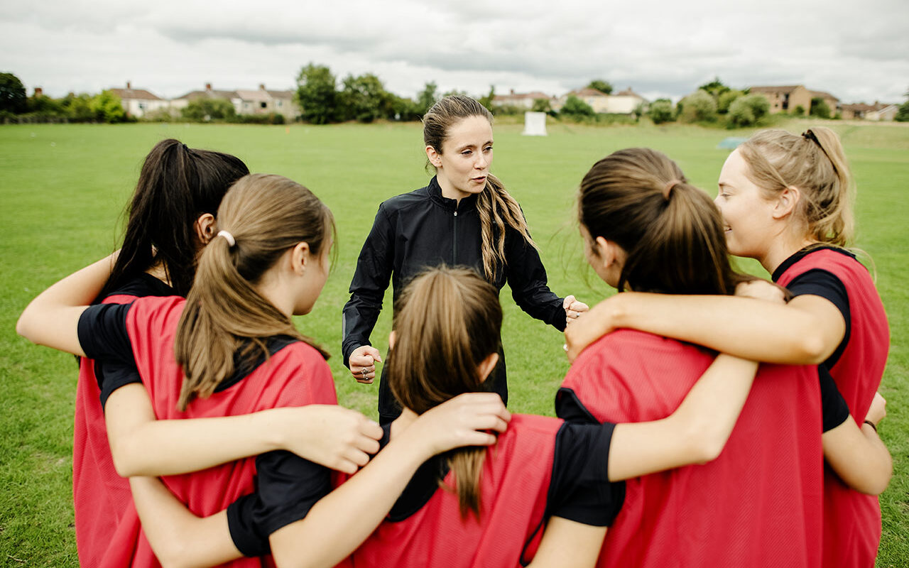 Rugby players and their coach gathering before a match, ©Rawpixel / Adobe Stock