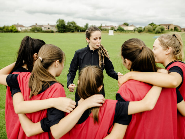 Rugby players and their coach gathering before a match, ©Rawpixel / Adobe Stock