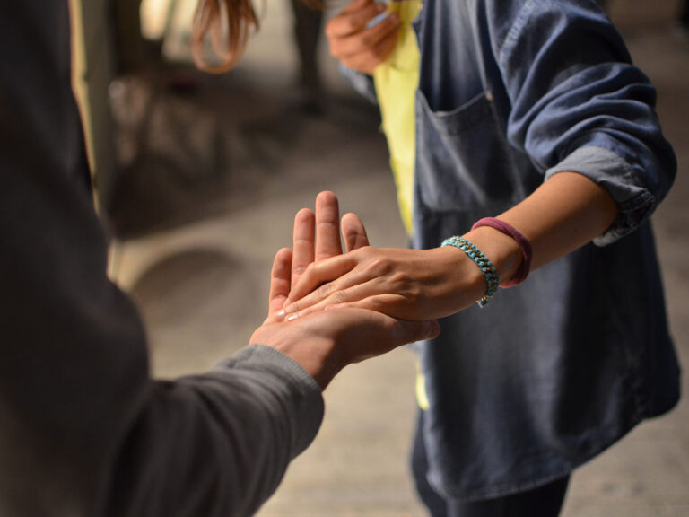 Man and woman holding hands on street, ©Rémi Walle / Unsplash