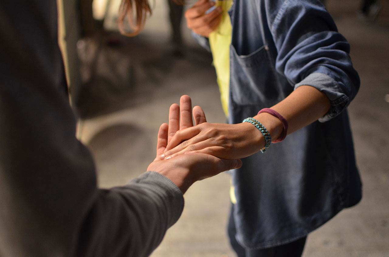 Man and woman holding hands on street, ©Rémi Walle / Unsplash