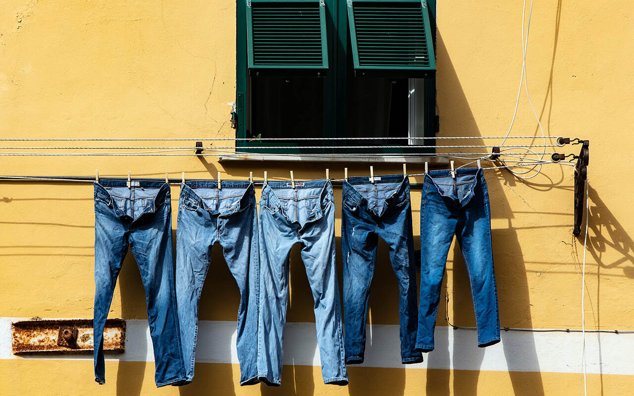 @Ricardo Gomez Angel / Unsplash Jeans drying up in Italy, Ricardo Gomez Angel, Unsplash