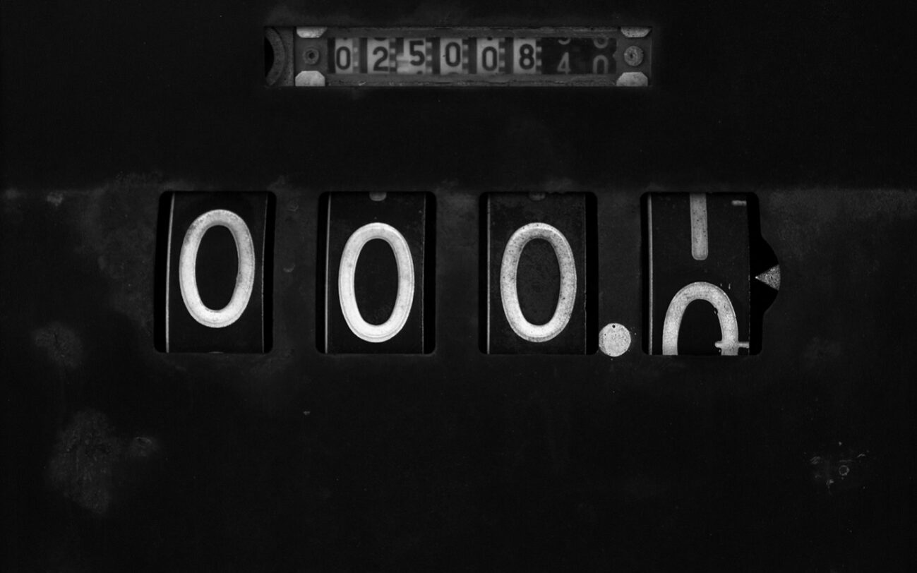 ©Scott Rodgerson/Unsplash Image of a pedometer starting to move from zero to one.