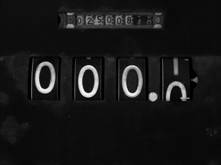 Image of a pedometer starting to move from zero to one.