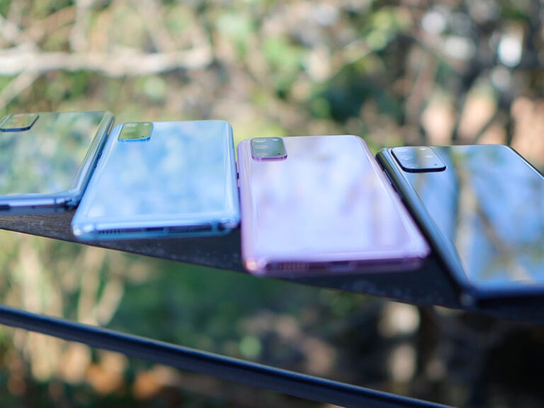 Feature photo by Daniel Romero/Unsplash. Several smartphones in a row.