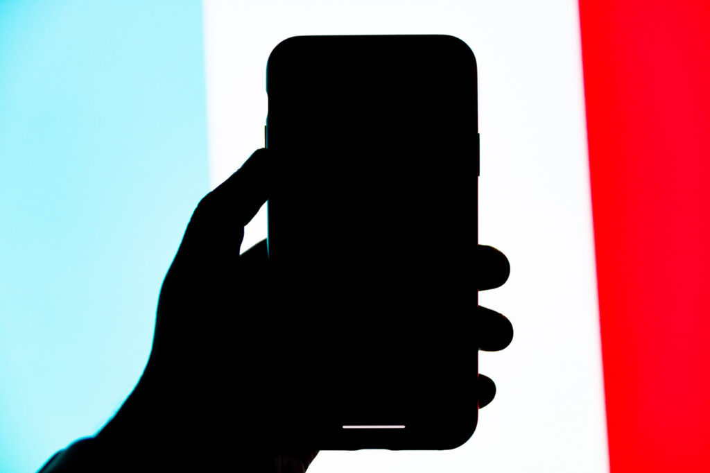 Black and red smartphone case, © Solen Feyissa / Unsplash