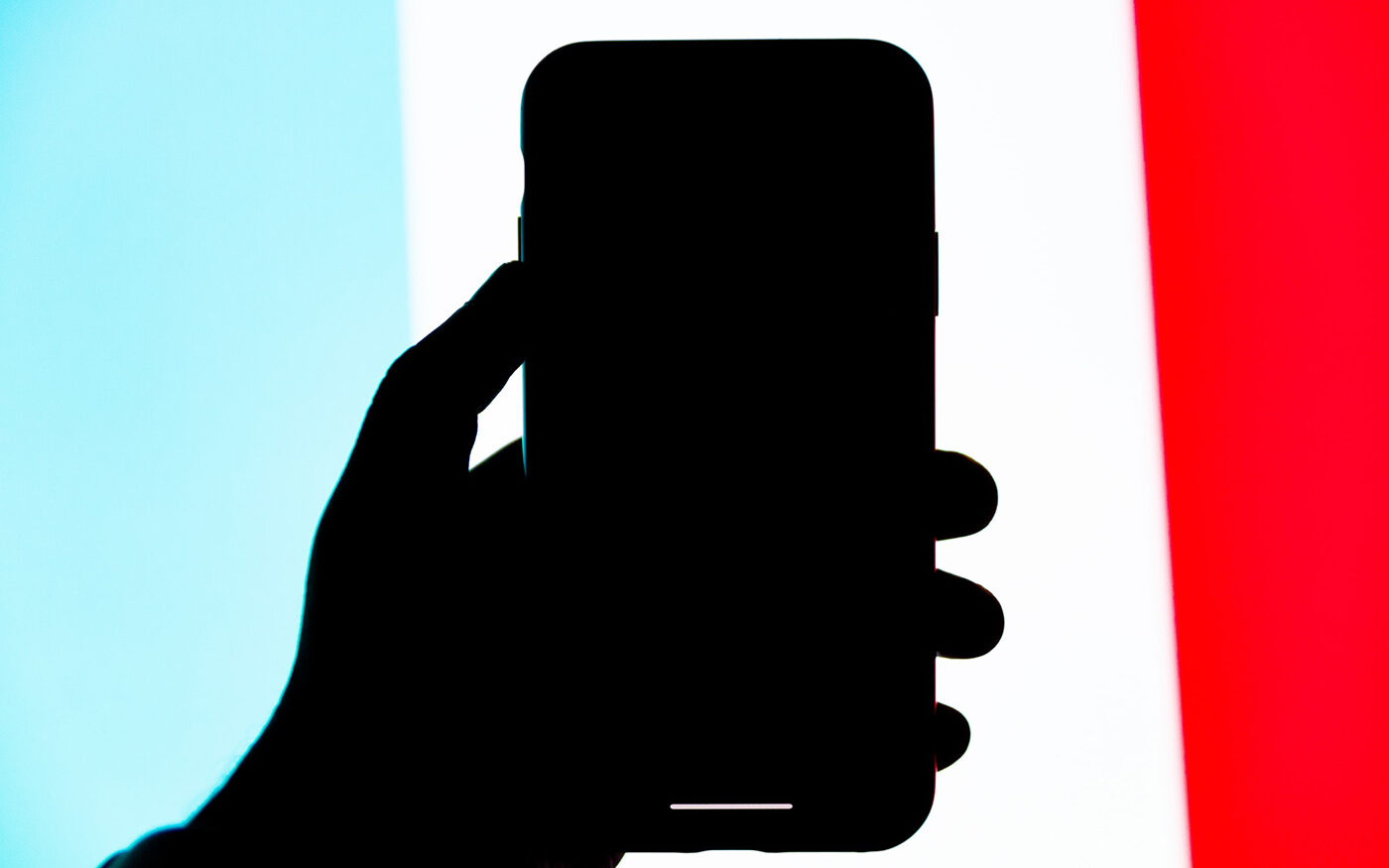 © Solen Feyissa / Unsplash Black and red smartphone case, © Solen Feyissa / Unsplash