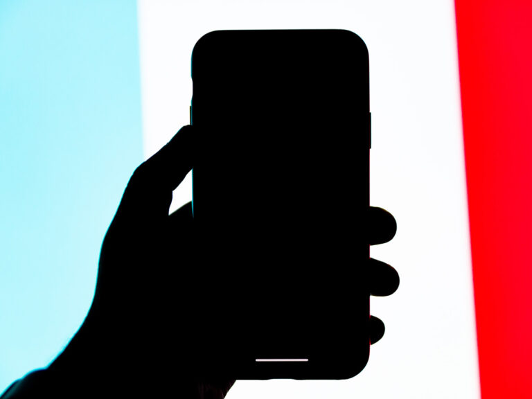 Black and red smartphone case, © Solen Feyissa / Unsplash