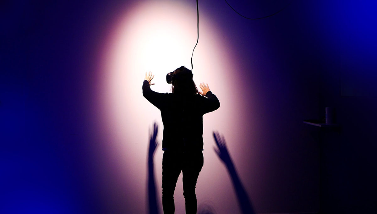 Person using VR headset, ©Stella Jacob / Unsplash