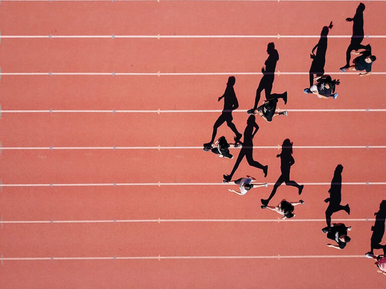 Group of people running on stadium, ©Steven Lelham / Unsplash