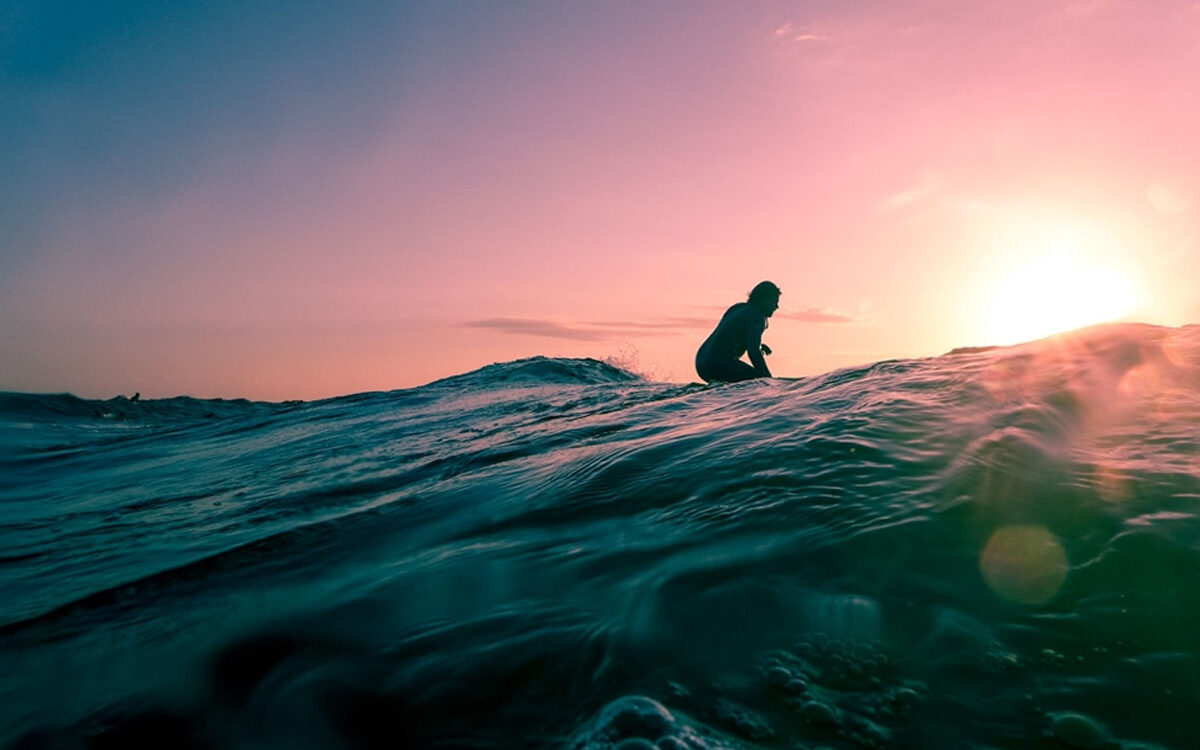© Linus Nylund / Unspash Man surfing on ocean water during golden hour, © Linus Nylund / Unspash