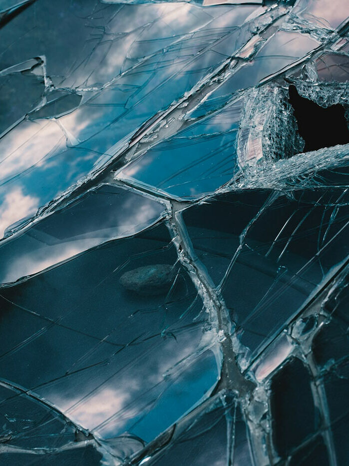 ©Umberto/Unsplash Photo of broken glass