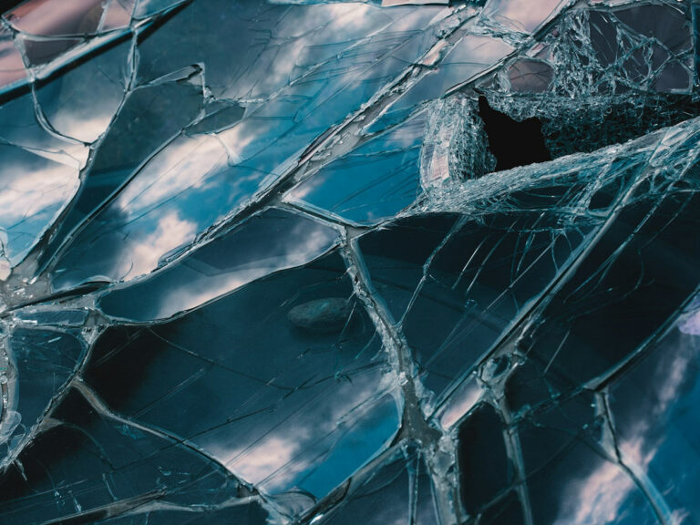 ©Umberto/Unsplash Photo of broken glass