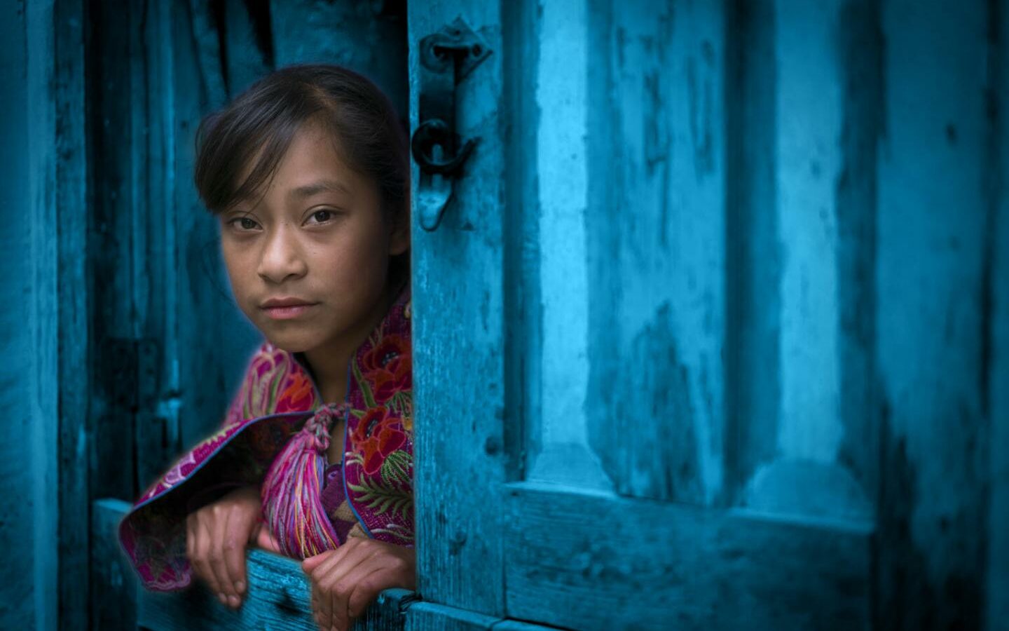 © UNICEF/UN0448003/Lister Young poor girl looking out of a window