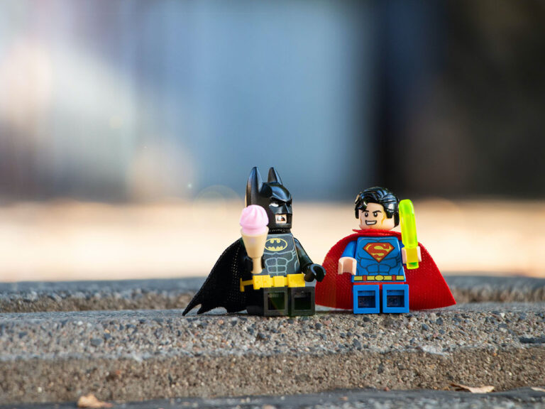 ©Yulia Matvienko/Unsplash, Batman and superman hanging out, illustrating frienship
