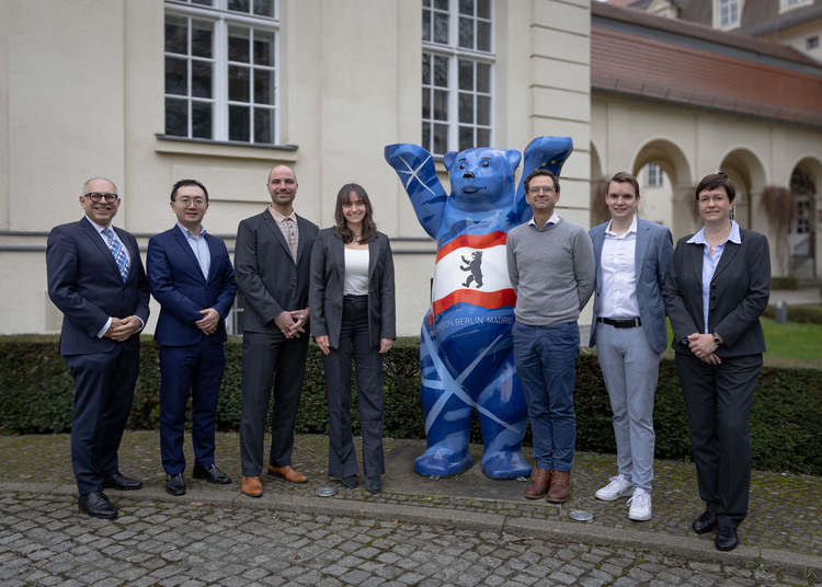 From left to right: Dr. Felix Rödder, Sebastian Baldermann, Tobias Romey, Bianca Voyé, Prof. Dr. Stefan Schmid, Anna Mechelhoff
