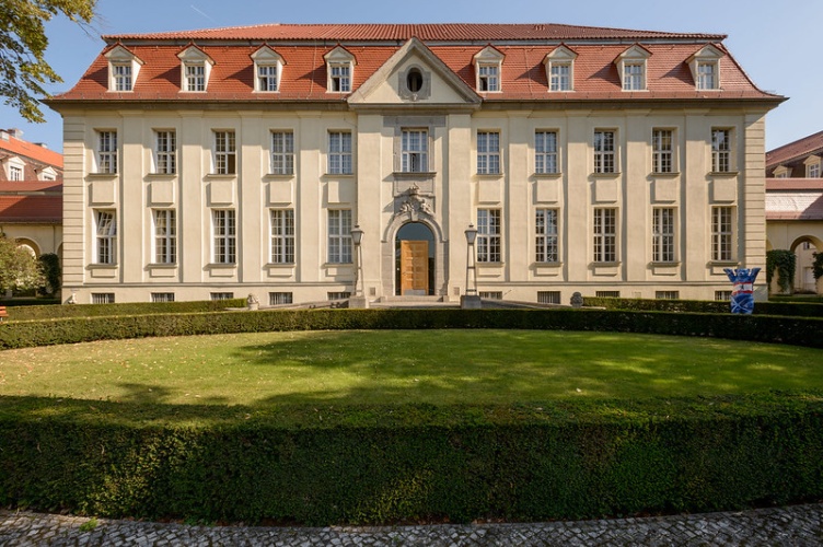 ESCP Berlin campus building and lawn